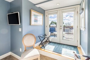 Panoramic Room, 1 Queen Bed, Balcony, Harbour View | Individually decorated, individually furnished, blackout curtains