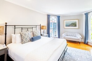 Room 5 | Individually decorated, individually furnished, blackout drapes - Serenity Inn Newport (Newport)