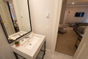 Room 9 | Bathroom | Shower, free toiletries, hair dryer, towels