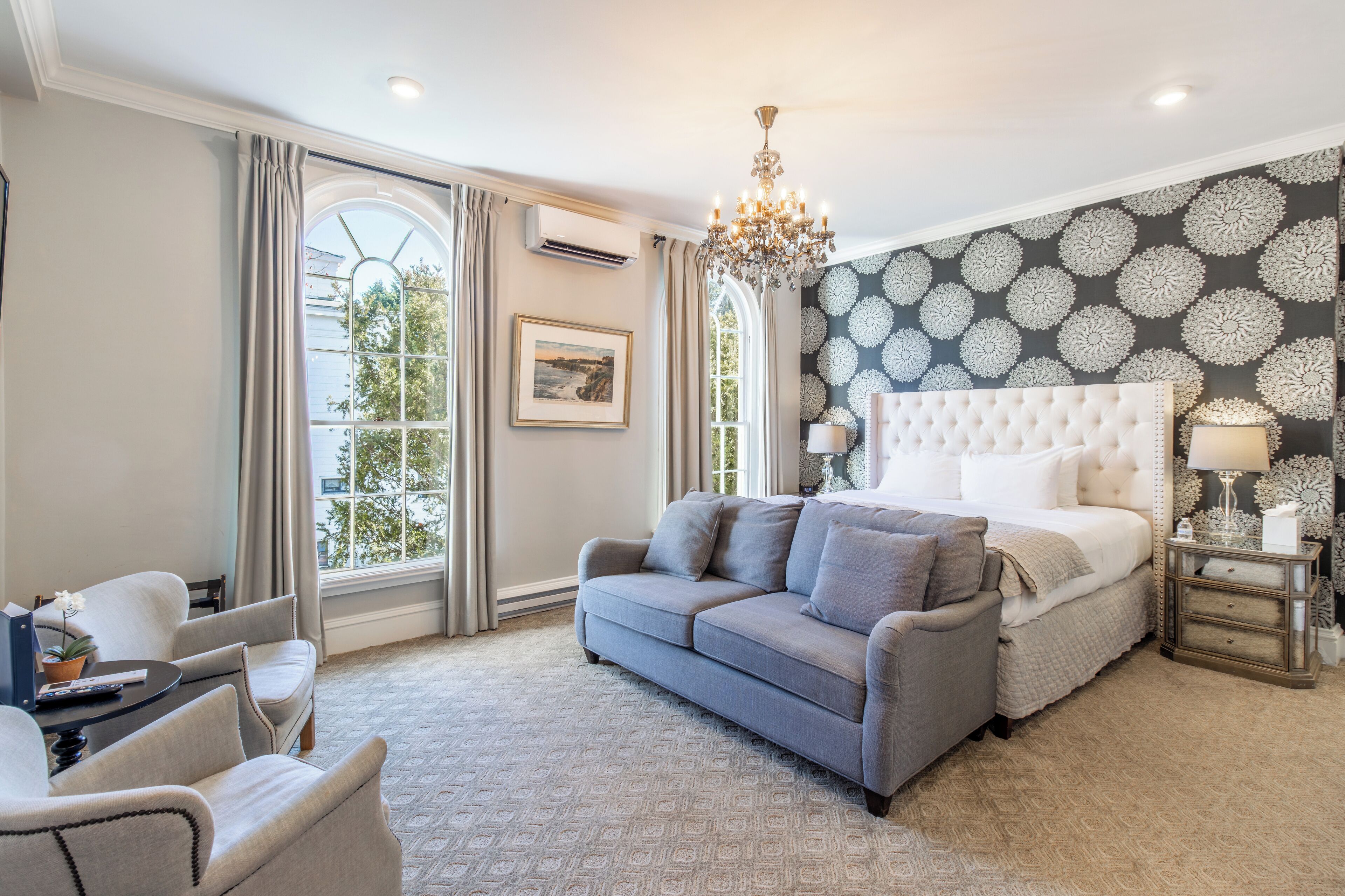 Decoración personalizada, muebles diferentes y cortinas blackout 