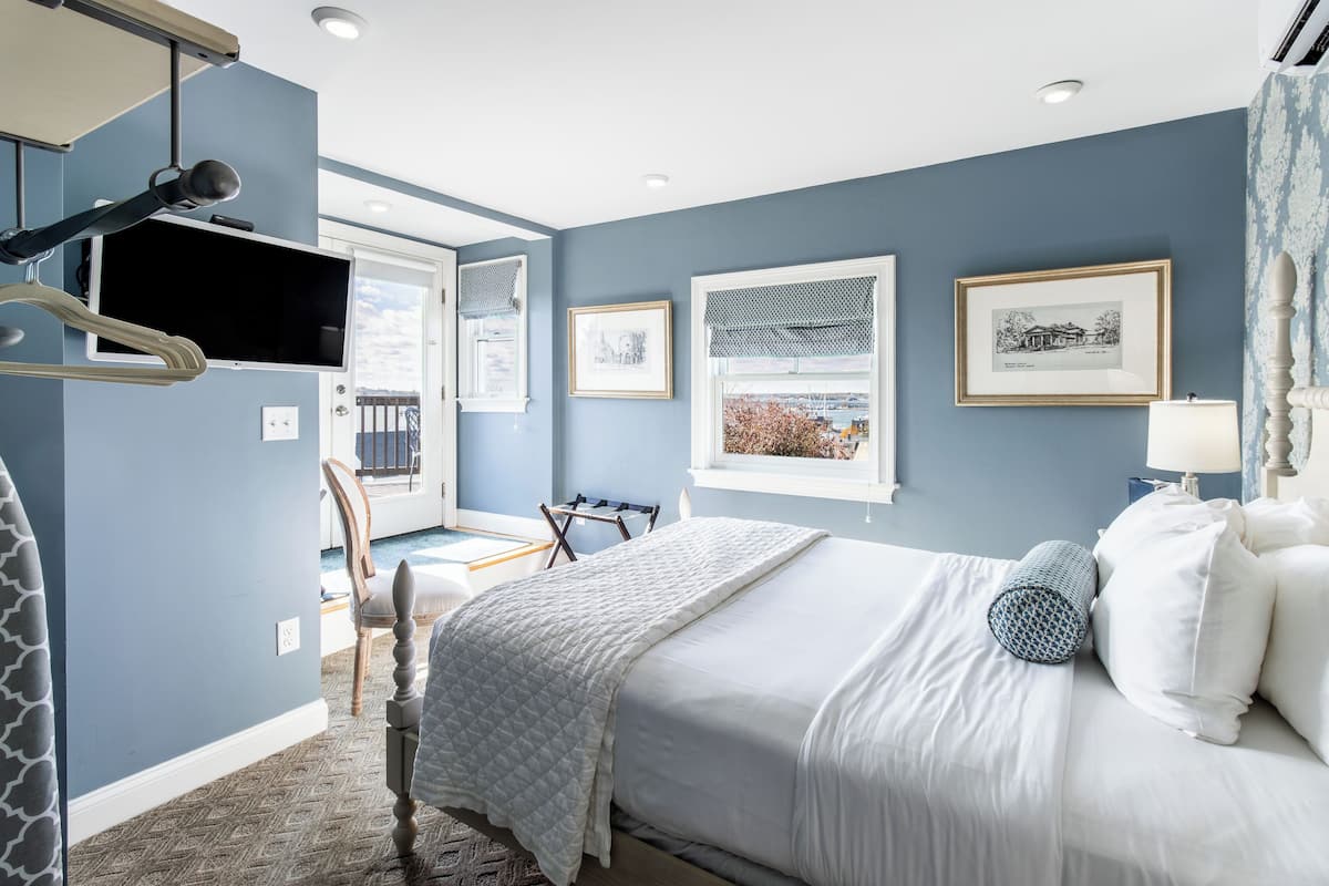 Panoraamahuone, 1 keskisuuri parisänky, parveke, näköala satamaan | Yksilöllisesti sisustettu, yksilöllisesti kalustettu, pimennysverhot