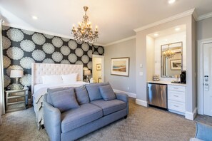 Room 9 | Individually decorated, individually furnished, blackout drapes - Serenity Inn Newport (Newport)