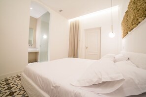 Minibar, caja de seguridad en la habitación y decoración personalizada 