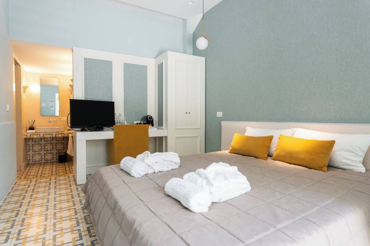 Habitación estándar, 1 cama King size, baño privado, vista al patio | Minibar, caja de seguridad en la habitación y escritorio 