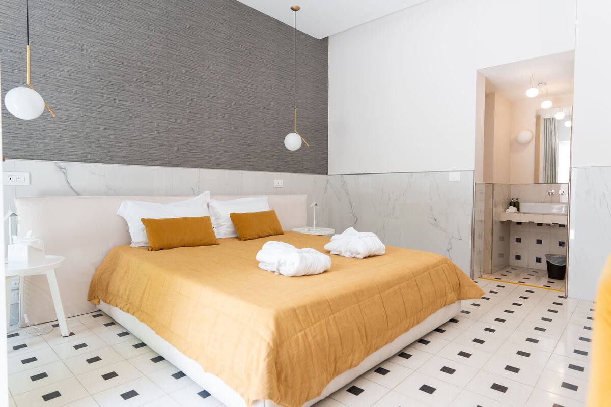 Habitación doble Confort de uso individual, 1 cama King size, baño privado, vista al patio | Minibar, caja de seguridad en la habitación y escritorio 