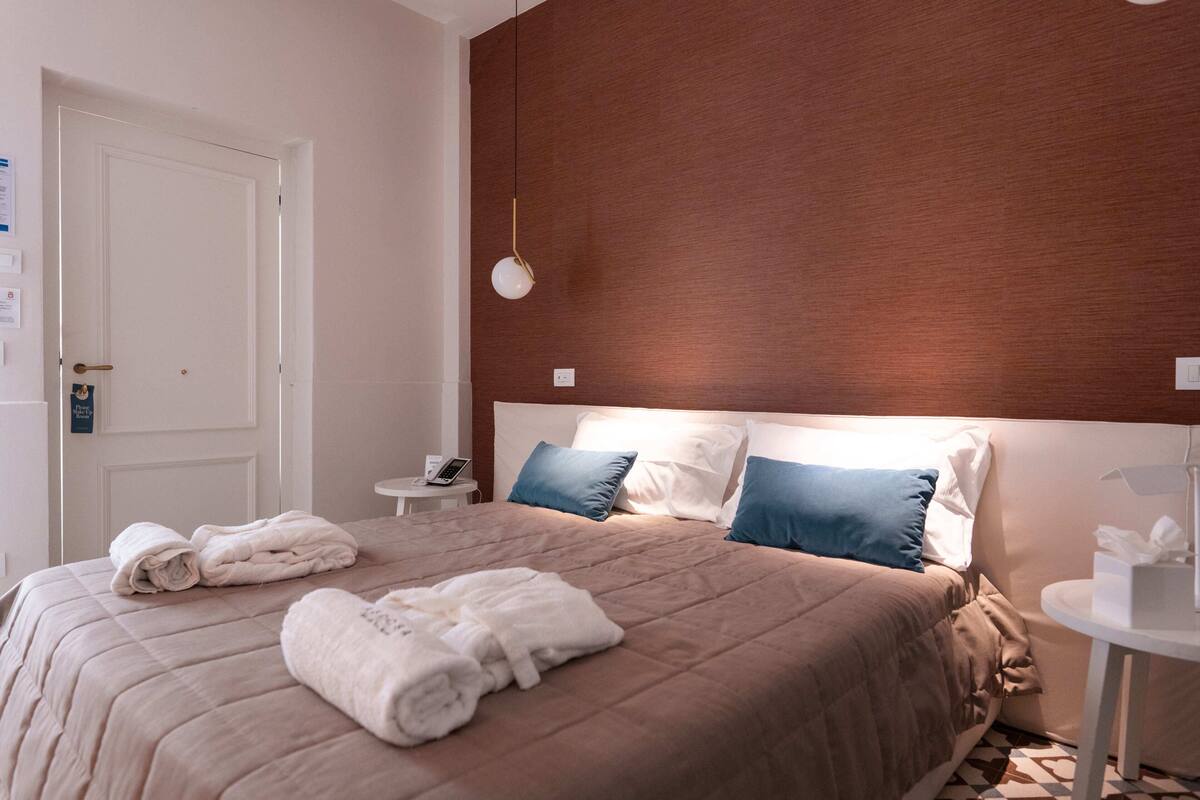 Habitación estándar, 1 cama King size, baño en la habitación, vista al patio | Minibar, caja de seguridad en la habitación y escritorio 