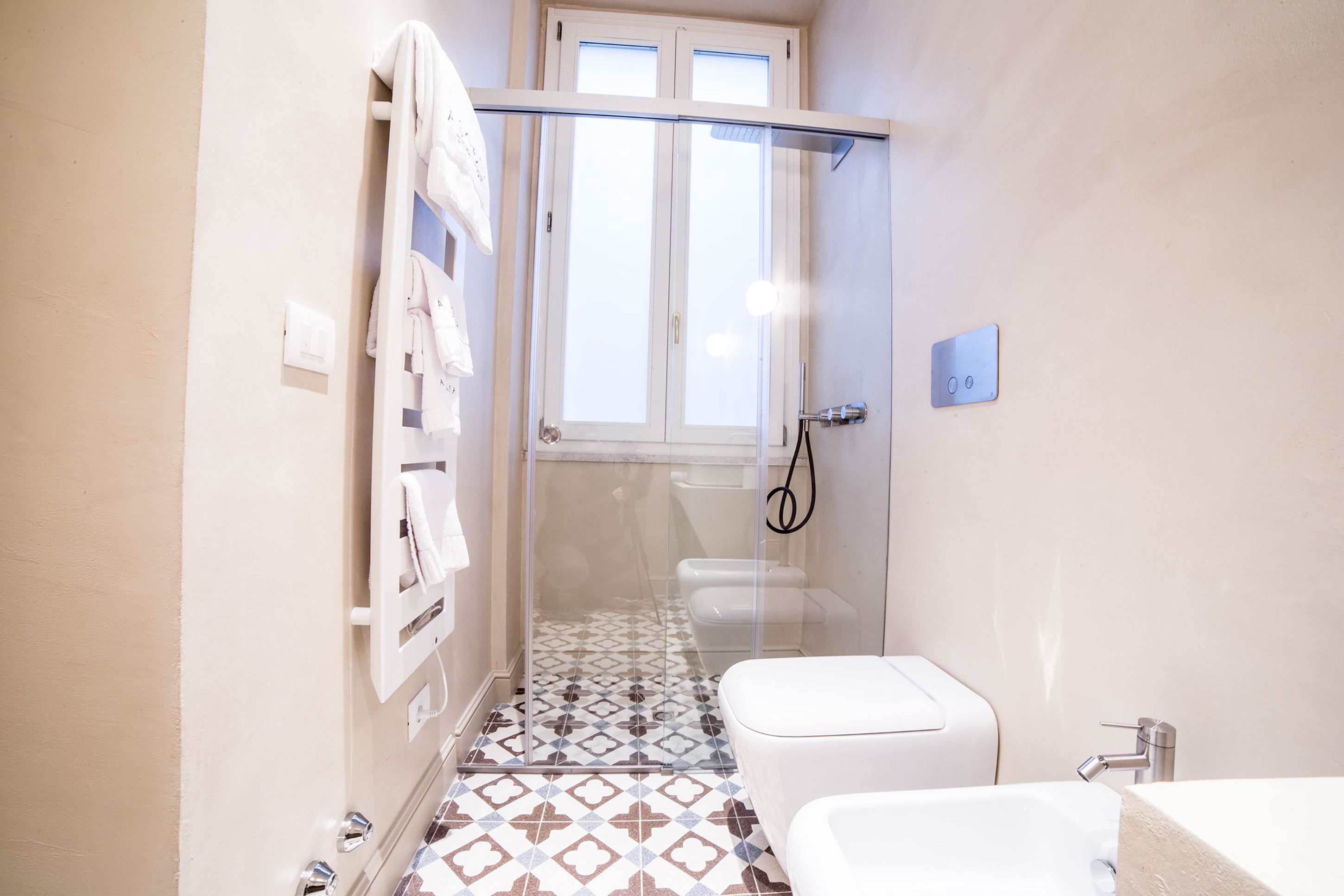 Ein Badezimmer mit Dusche, Toilette und Waschbecken.