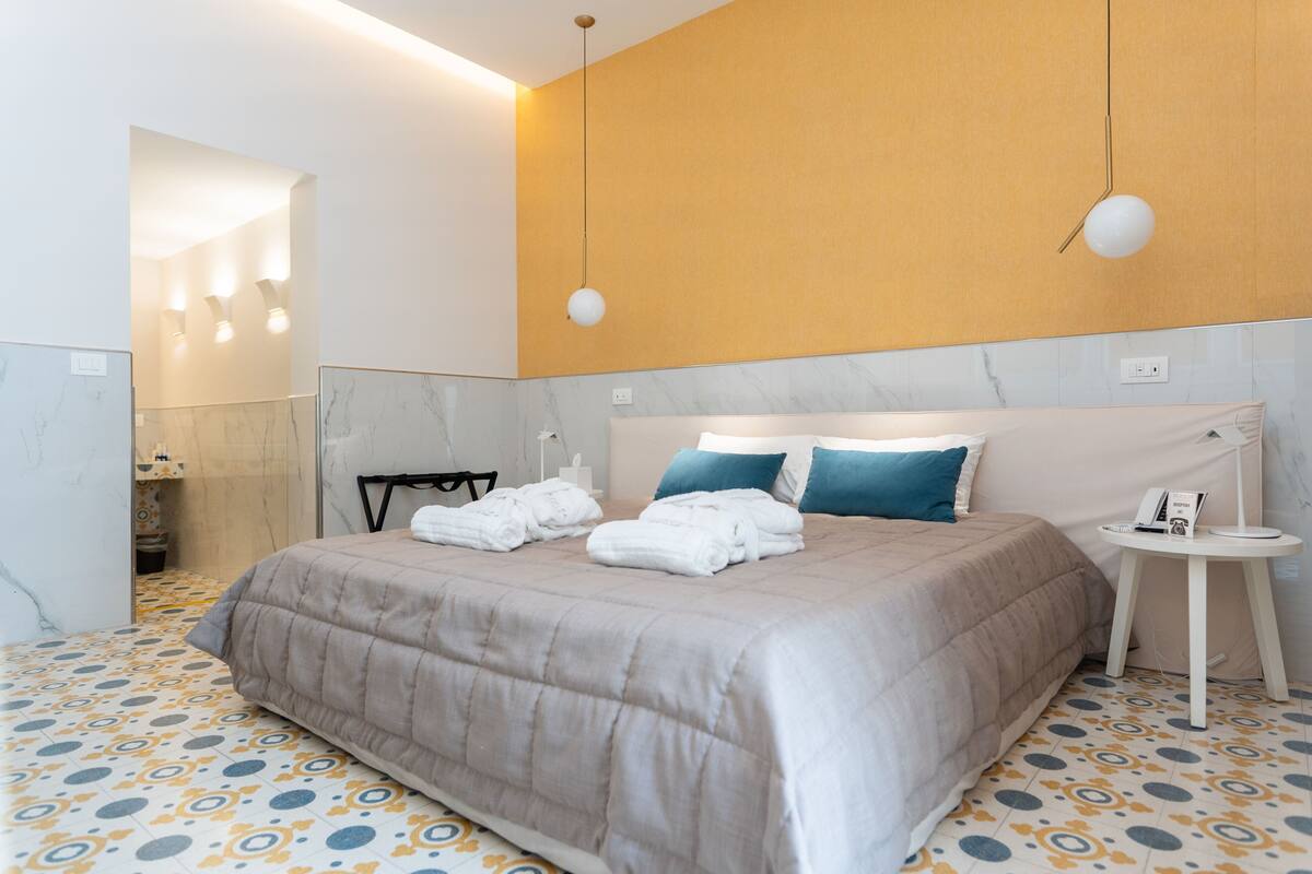 Suite junior, 1 cama King size, baño privado, vista al patio | Minibar, caja de seguridad en la habitación y escritorio 
