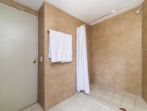 Habitacion # 1  Salvatierra | Kamar mandi | Shower, perlengkapan mandi gratis, handuk, dan sabun