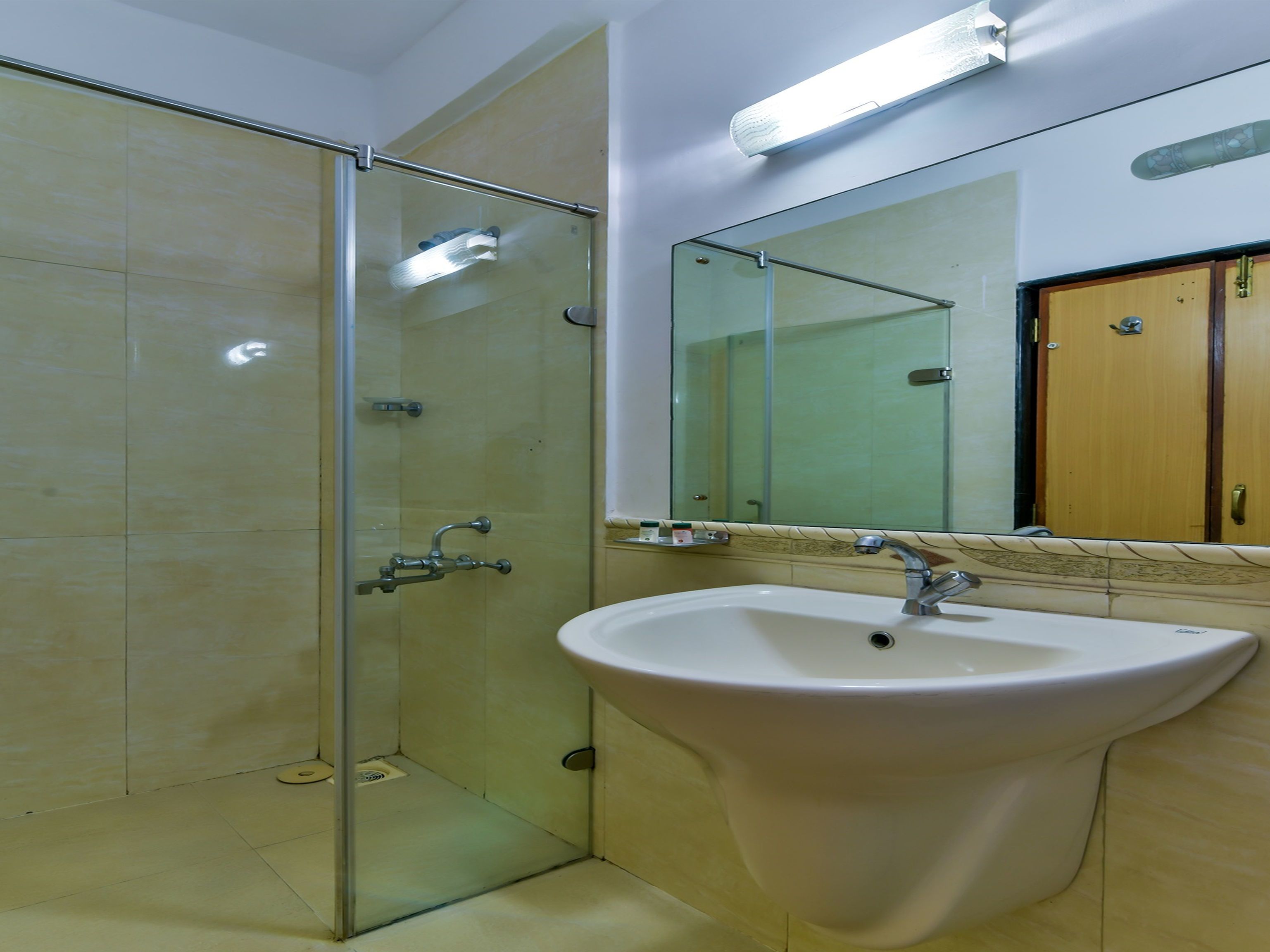 Shower, rainfall showerhead, free toiletries, towels
