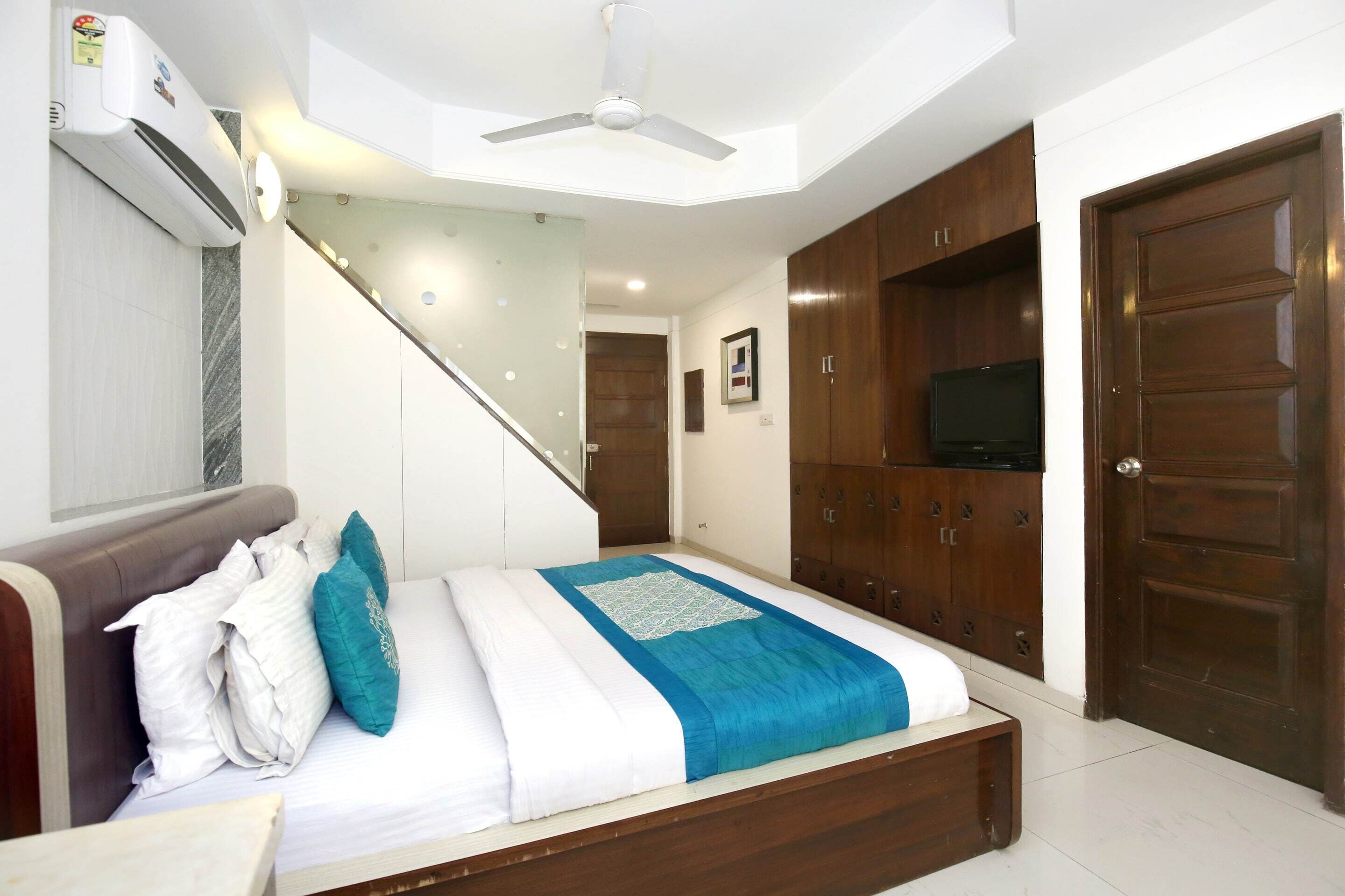 Desk, free WiFi, bed sheets