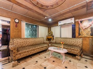 Lobby sitting area - OYO 8998 Hotel Aayash (Bidhannagar)