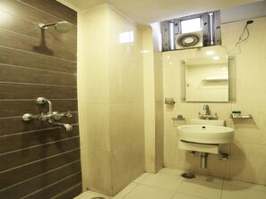 Phòng đôi hoặc 2 giường đơn | Phòng tắm | Buồng tắm vòi sen, vòi sen phun mưa, đồ dùng nhà tắm miễn phí 
