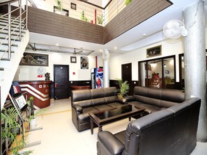Lobby sitting area - OYO 1933 Hotel City Paradise (Chandigarh)