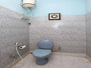 Chambre Double ou avec lits jumeaux | Salle de bain | Douche, douche à « effet pluie », articles de toilette gratuits