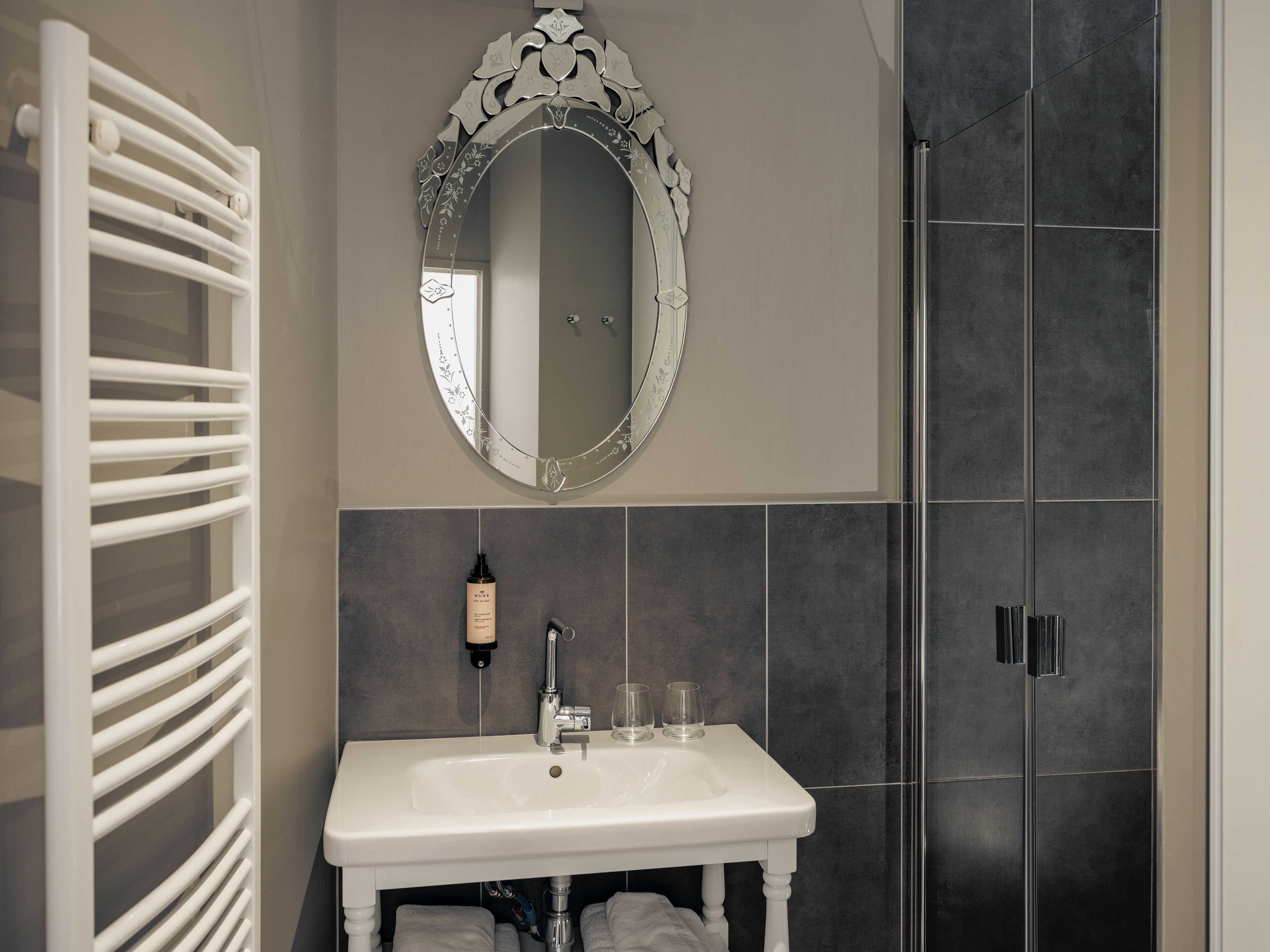 Comfort-Apartment | Badezimmer | Dusche, kostenlose Toilettenartikel, Haartrockner, Handtücher