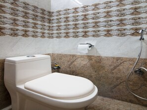 Camera con letto matrimoniale o 2 letti singoli | Bagno | Doccia, soffione a pioggia, set di cortesia gratuito, asciugamani