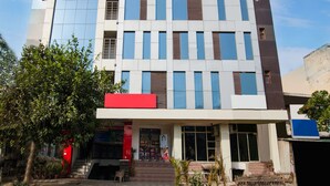 Un hôtel à plusieurs étages doté d’une façade moderne, caractérisée par un mélange de verre et de maçonnerie.