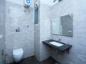 Habitación con 1 cama matrimonial o 2 individuales | Baño | Regadera, regadera tipo lluvia, amenidades de baño gratuitas, toallas 