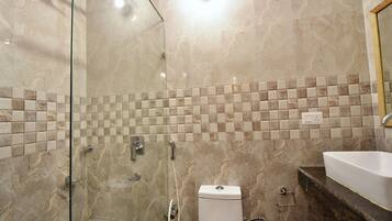 Suite | Bathroom | Free toiletries, towels