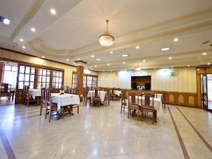 Restaurant - OYO 5268 Hotel Himland East (Shimla)