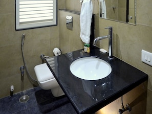 Double or Twin Room | Bathroom | Free toiletries, towels