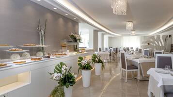 Café da manhã com buffet grátis todos os dias