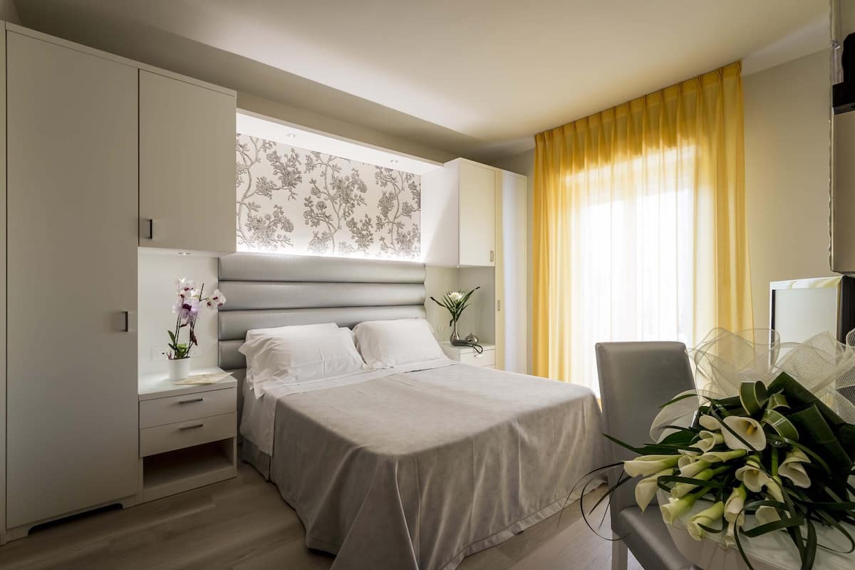 1 habitación, sistema de insonorización, wifi gratis y ropa de cama
