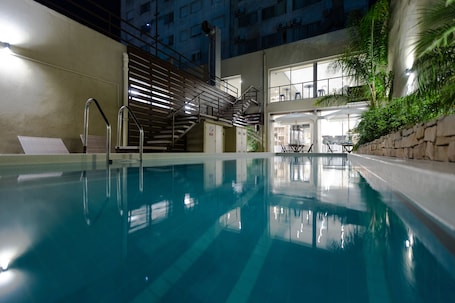 Outdoor pool. Gran Hotel Flores