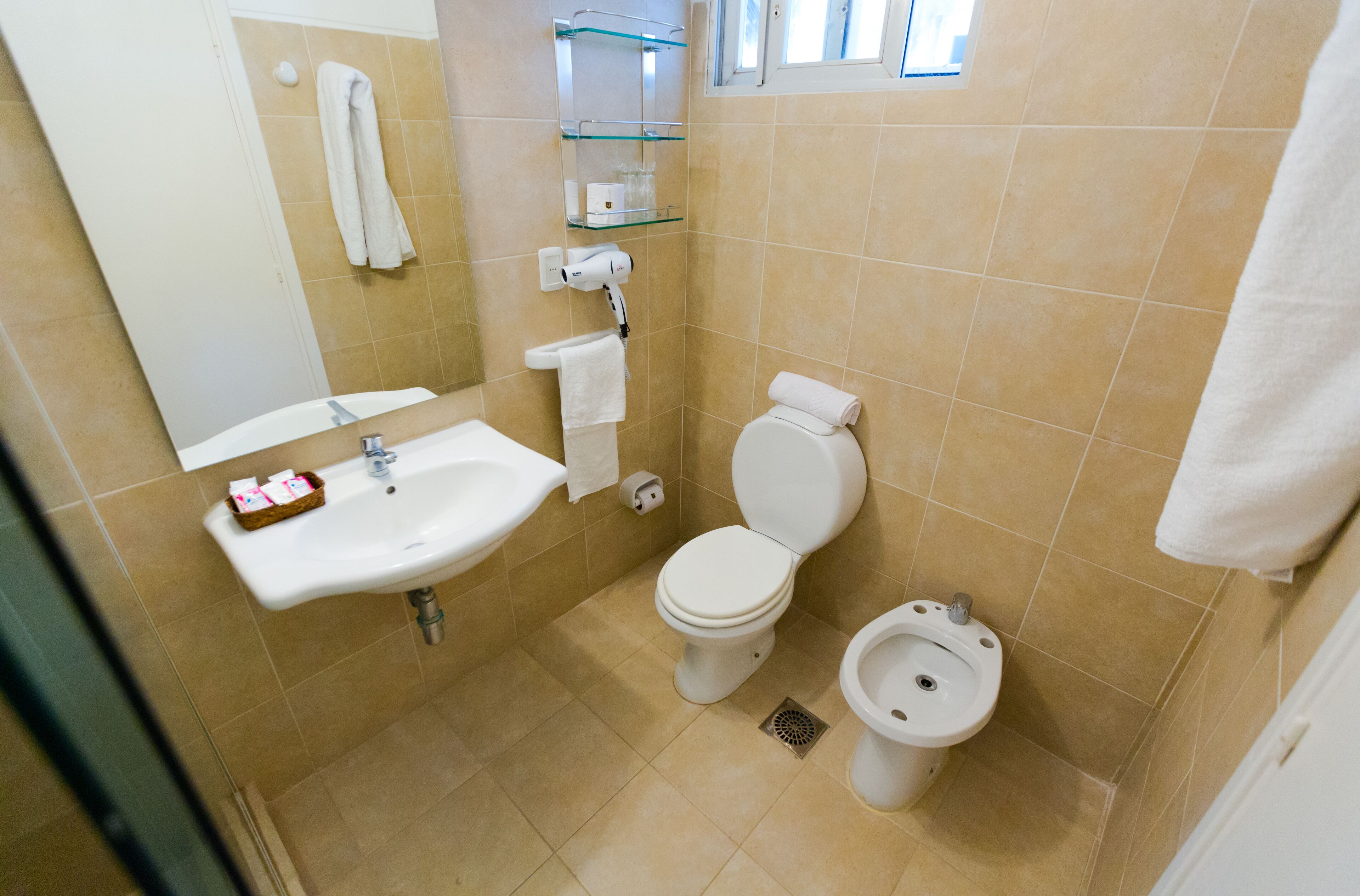 shower, rainfall showerhead, free toiletries, bidet