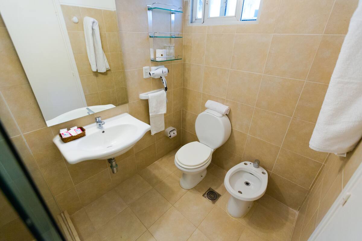 shower, rainfall showerhead, free toiletries, bidet