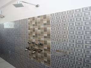 Double or Twin Room | Bathroom shower - OYO 12536 Garden Plaza (Puri)