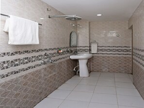Shower, rainfall showerhead, free toiletries, towels