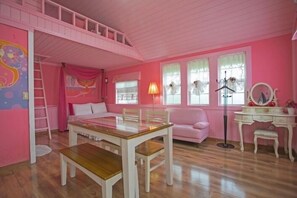 Room (Hansel and Gretel) | Living area | Flat-screen TV - Fairy Tale Hut Pension (Hoengseong)