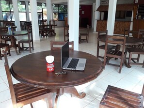 Lobby sitting area - Sea View Beach Hotel (Nilaveli)
