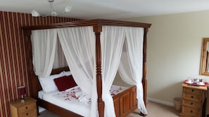 Quarto (King) | Escrivaninha, ferros/tábuas de passar roupa, Wi-Fi de cortesia