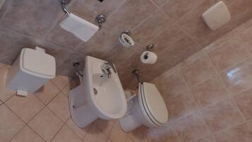 Dusche, kostenlose Toilettenartikel, Haartrockner, Bidet