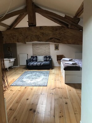 Loft | Individually decorated, individually furnished, desk, blackout drapes - Chambres d'Hôtes Rouge Bordeaux (Auros)