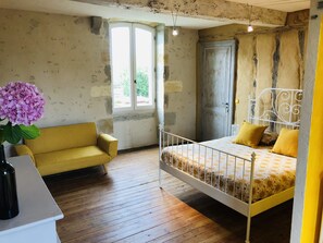 Quadruple Room (Sauterne) | Individually decorated, individually furnished, desk, blackout drapes - Chambres d'Hôtes Rouge Bordeaux (Auros)