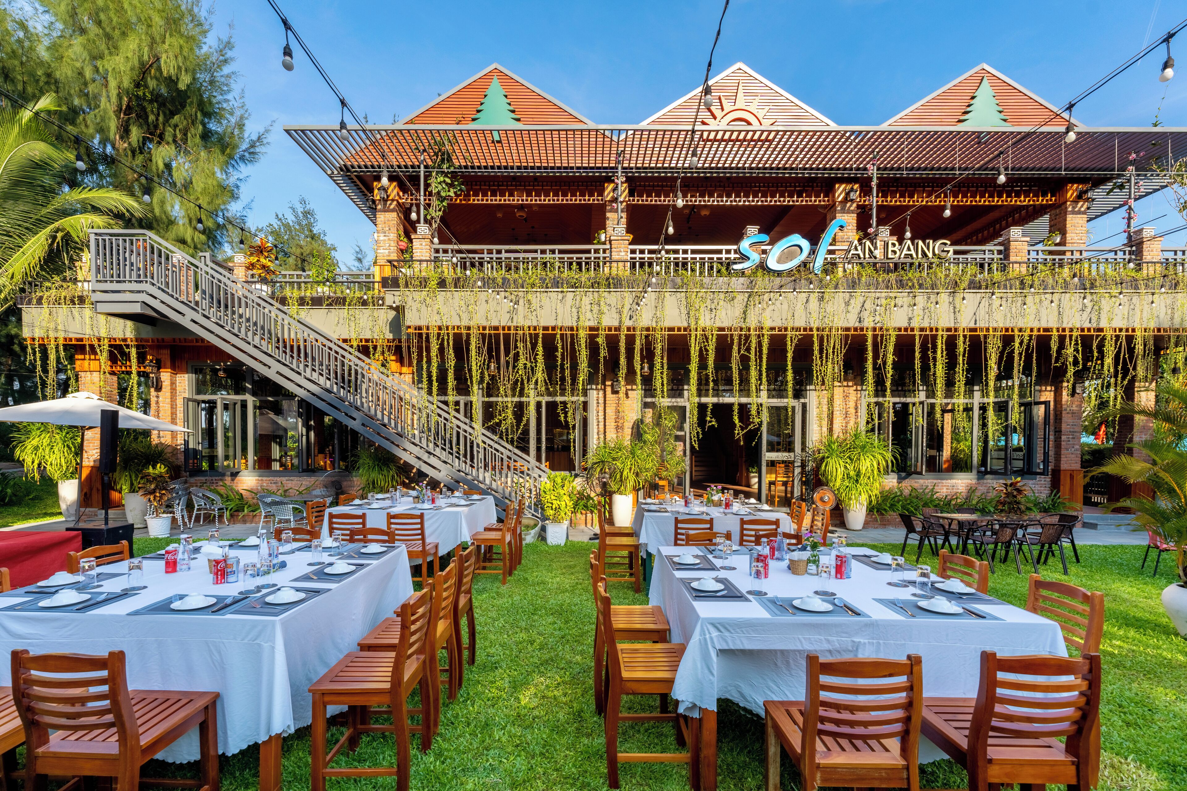 2 restaurants, breakfast, lunch, dinner served; vietnamese cuisine