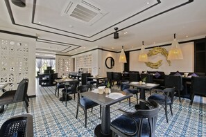 2 restaurants; breakfast, lunch, and dinner served - Sol An Bang Beach Resort & Spa (Da Nang)