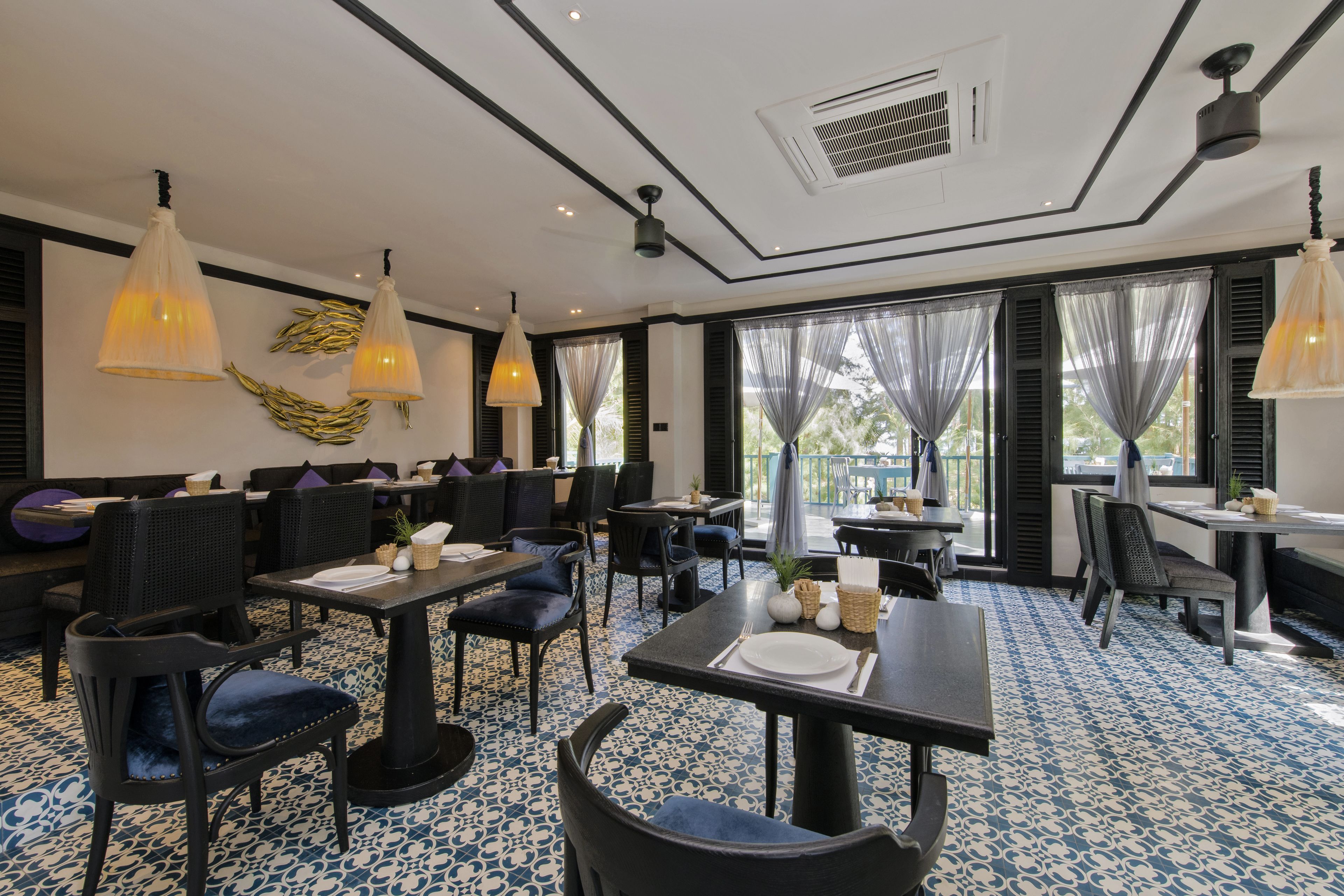 2 restaurants, breakfast, lunch, dinner served; vietnamese cuisine