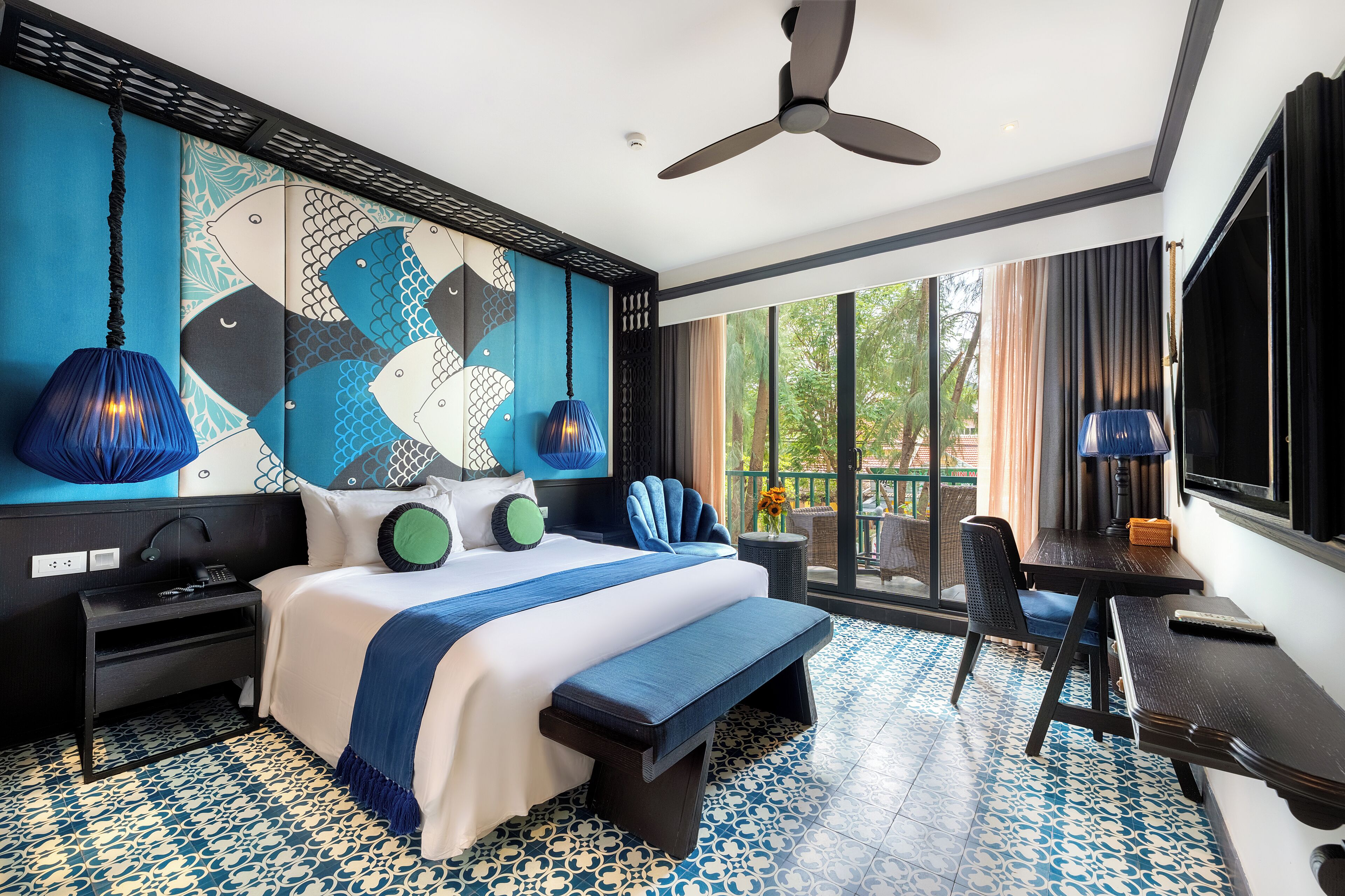 Deluxe Room | Minibar, in-room safe, desk, blackout drapes