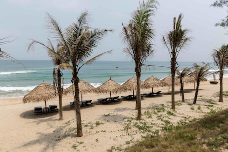 Private beach, sun loungers, beach umbrellas, beach towels