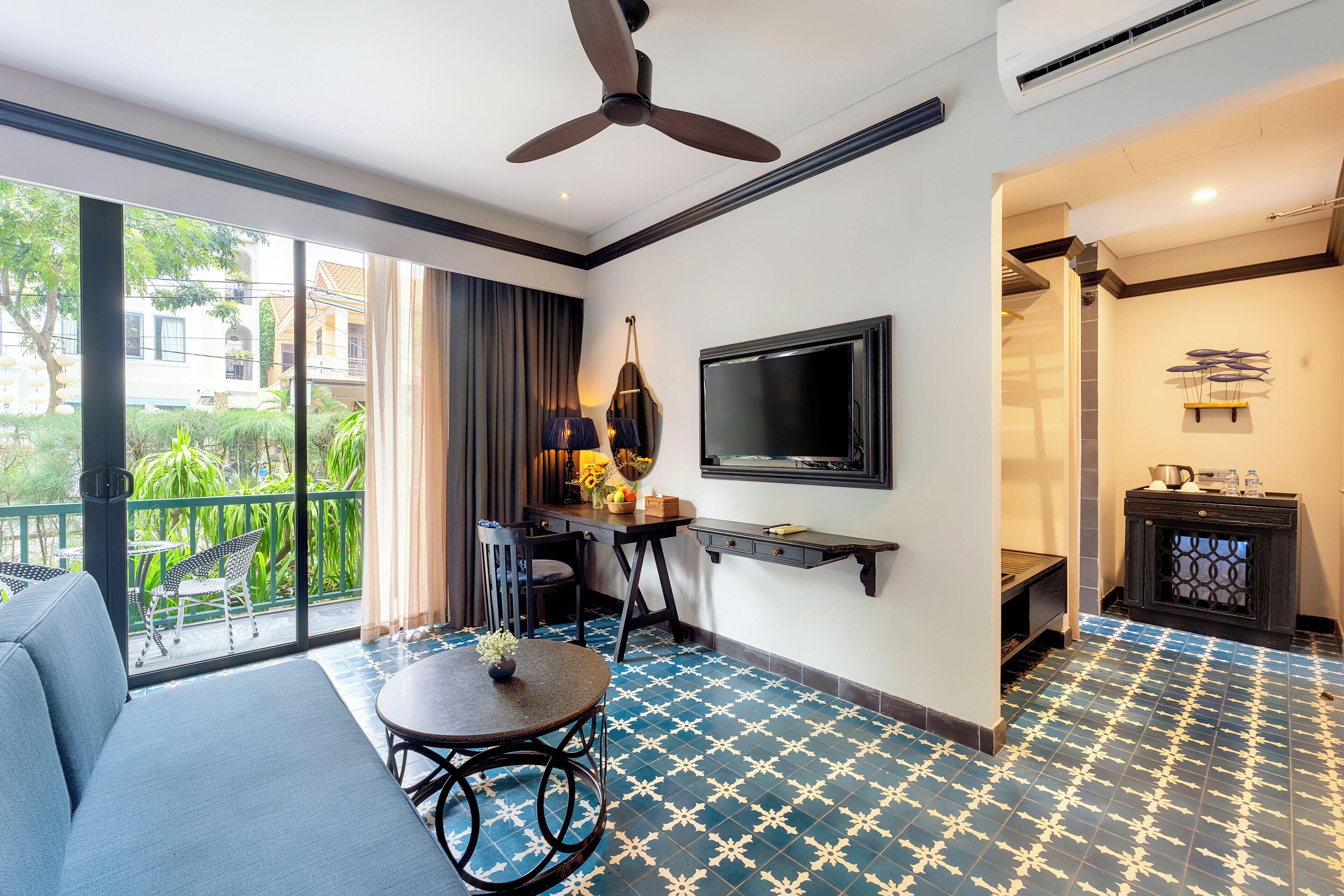 deluxe room | 1 bedroom, minibar, in-room safe, desk