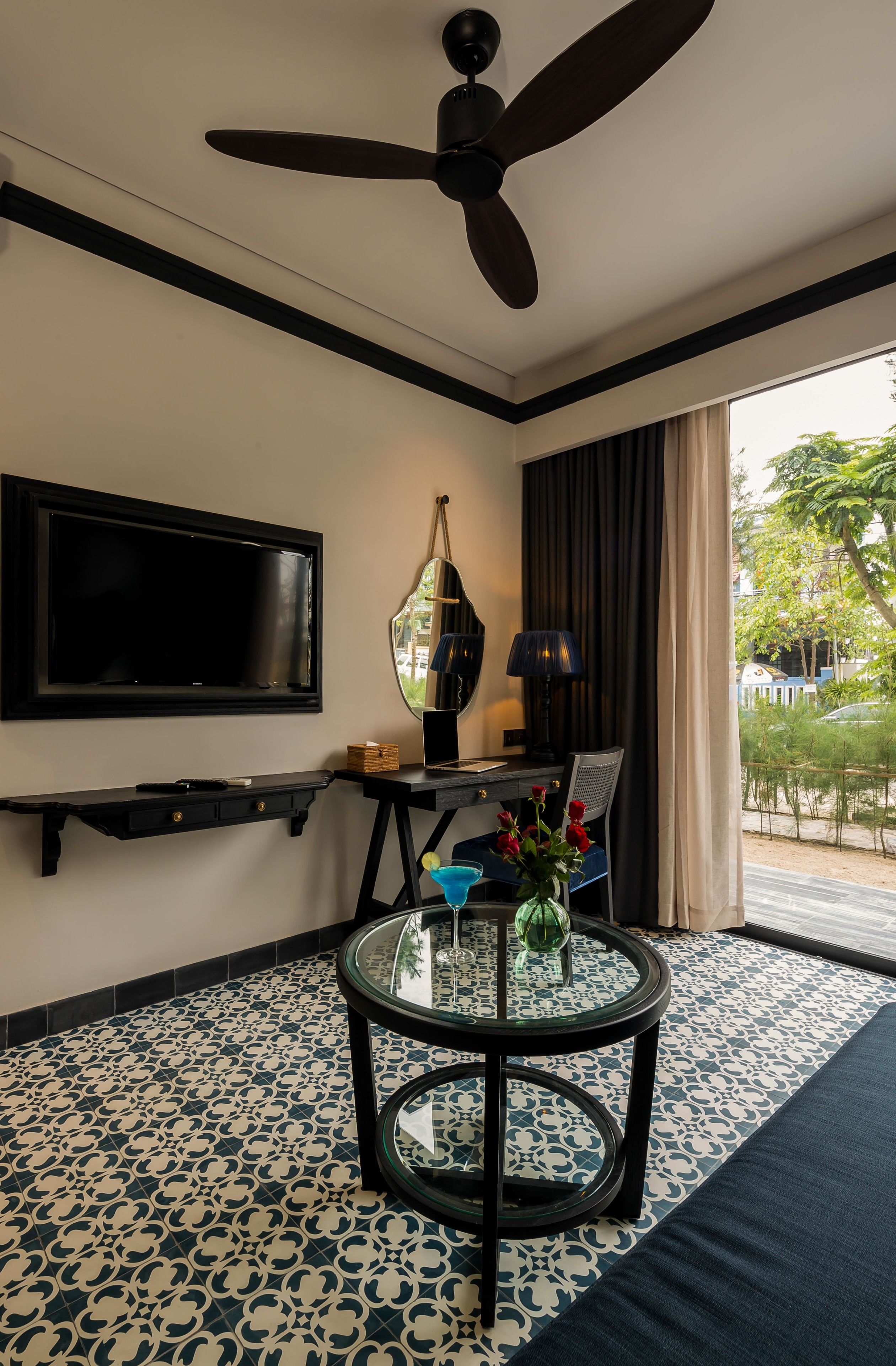 deluxe room | street view