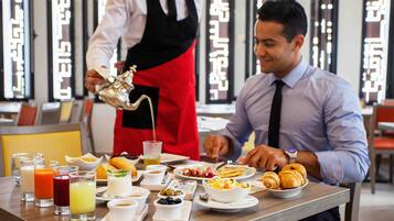 TĂ€gliches FrĂŒhstĂŒcksbuffet (9 EUR pro Person)