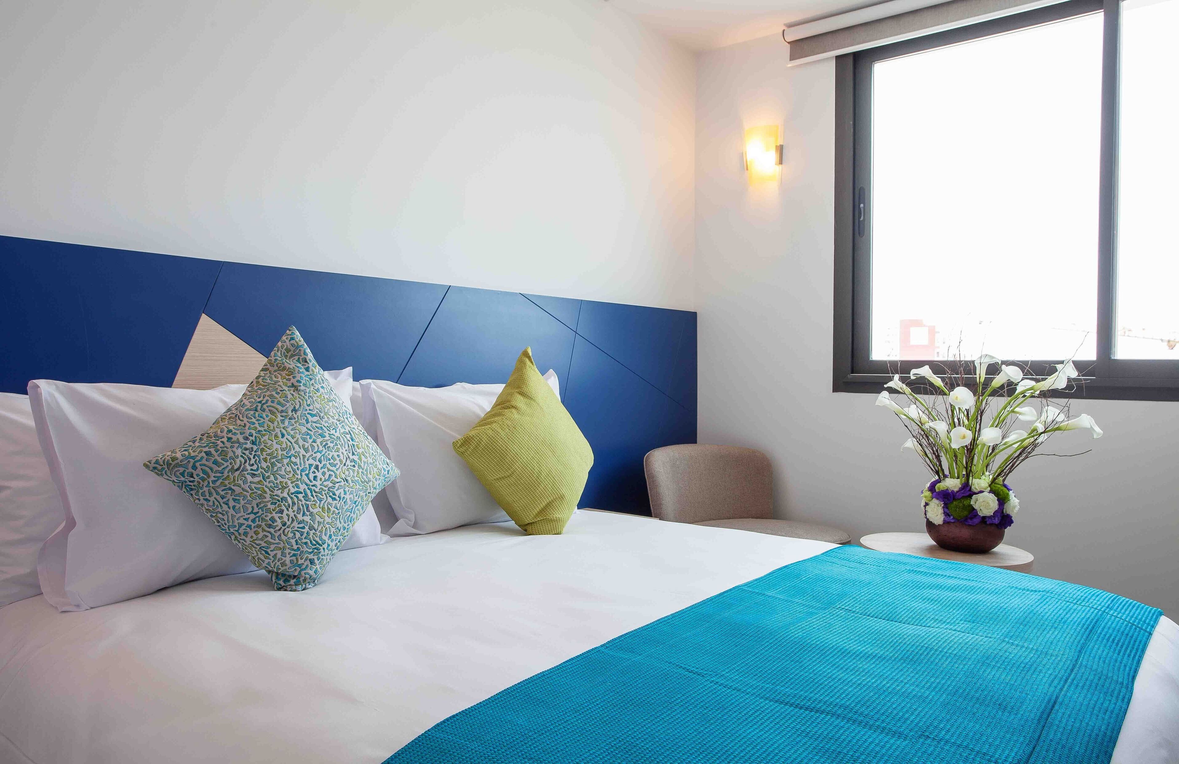 小型套房 | 客房内保险箱、办公桌、笔记本电脑工作区、遮光窗帘