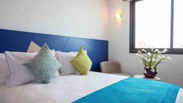 خزنة داخل الغرفة ومكتب ومساحة عمل للكمبيوتر المحمول وستائر تعتيم