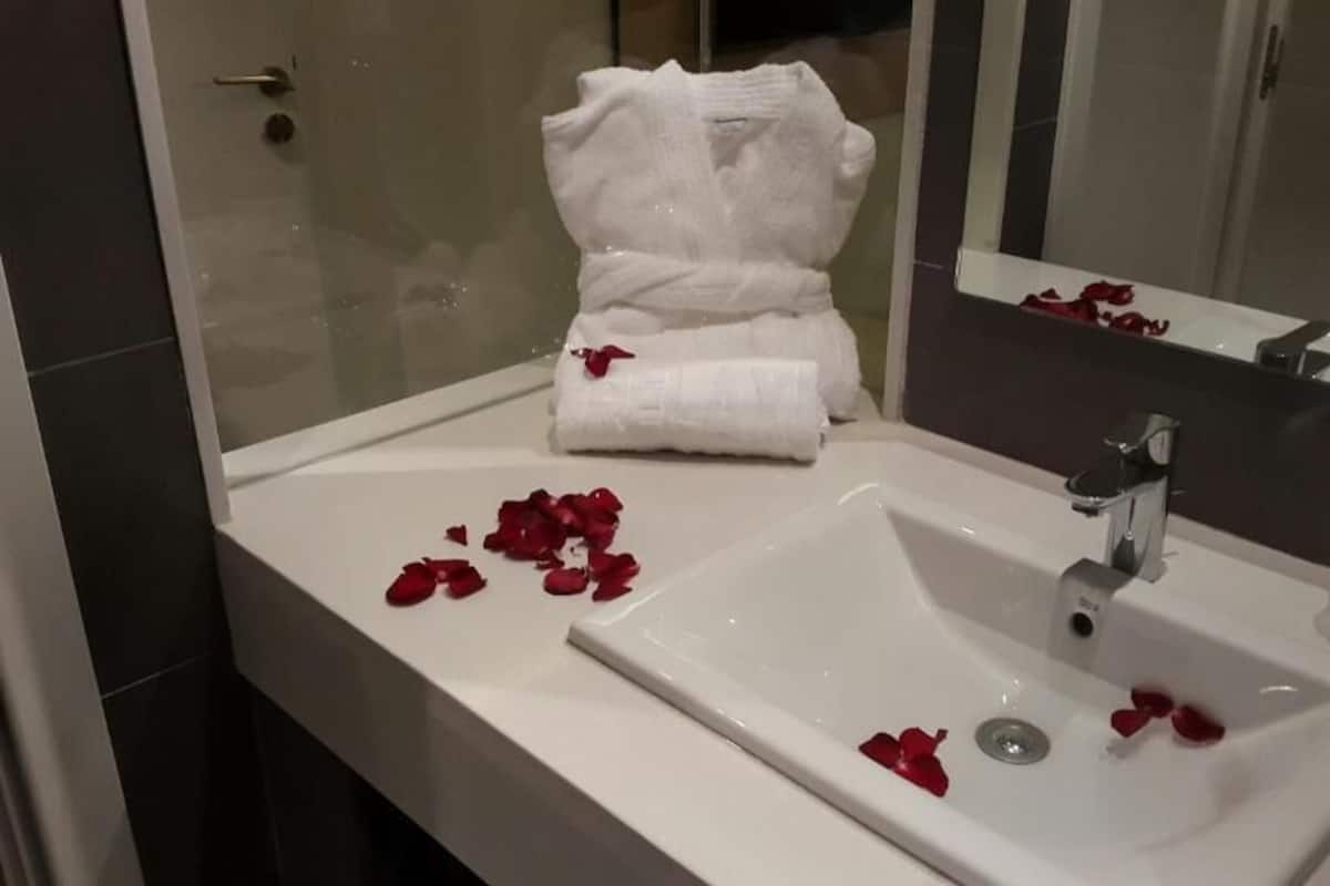 junior suite | bathroom | shower, rainfall showerhead, free toiletries, hair dryer